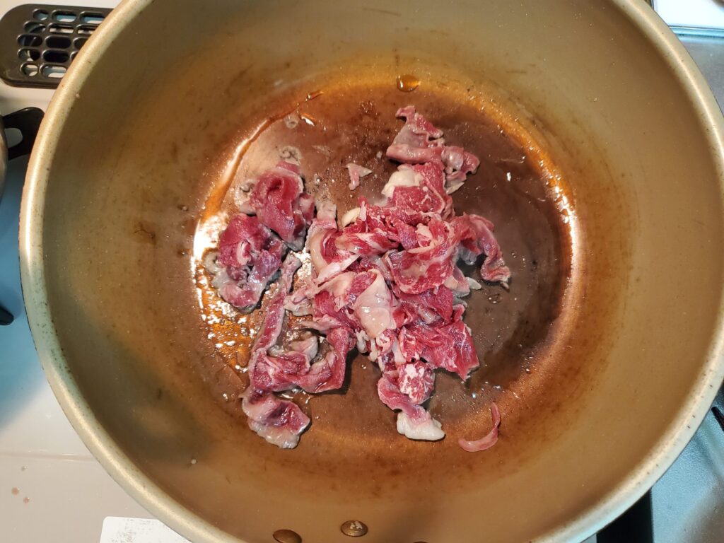 肉を炒める